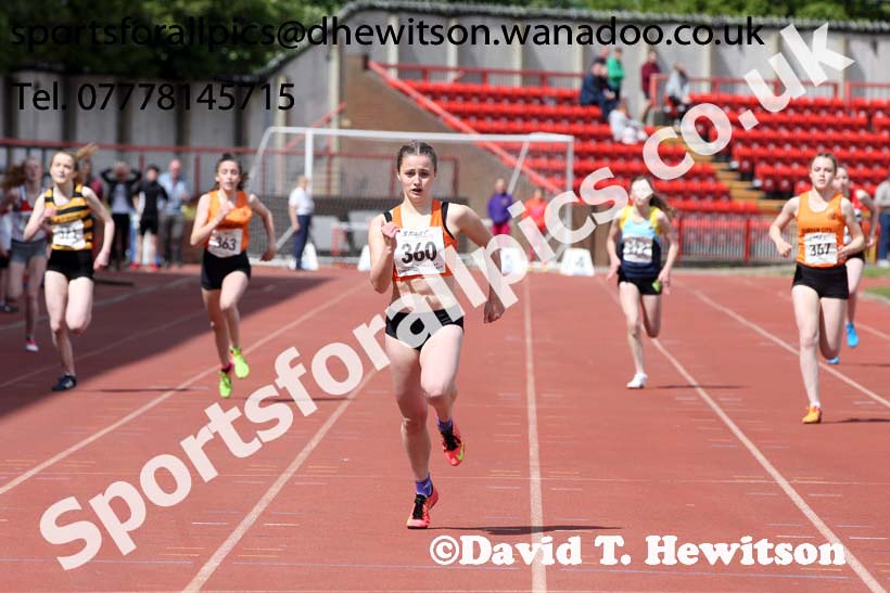 Girls under-15s 300 metres, North Eastern Champs, Gateshead Stadium. Photo: David T. Hewitson/Sports for All Pics